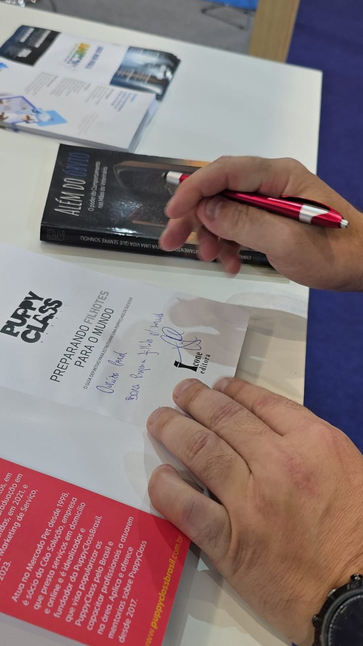 João Marcel Camargo autografando o livro Preparando Filhotes para o Mundo